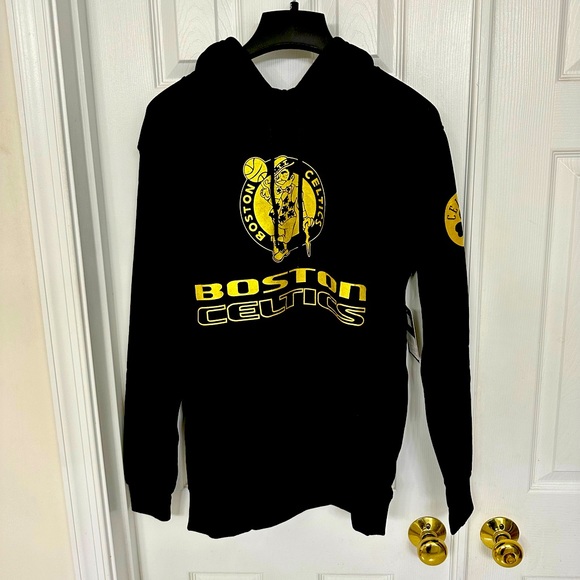 Boston Celtics hoodie. - Picture 1 of 2
